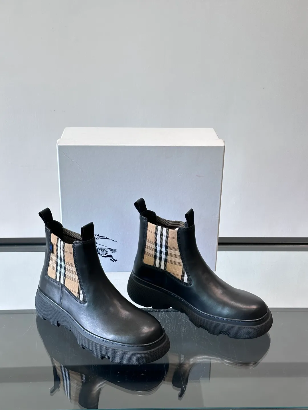 [Burberry] Top P: 920💰 Size: 39-44 (45. Customized) Burberry Matrix shoes👟Burberry autumn and winter men's high-top Chelsea boots, made with heavy industry! The upper is made of imported cowhide, with a slip-on design, classic plaid elastic straps, fine leather, and full of details. It is equipped with a classic and durable rubber thick sole, which increases the length of the legs. The cowhide lining is comfortable and breathable. It is easy to wear and fashionable, business and leisure, full of exquisite Italian style, and has a great look!